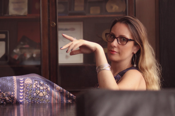 她双腿翘着坐在桌子上图片下载