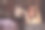 她双腿翘着坐在桌子上图片下载