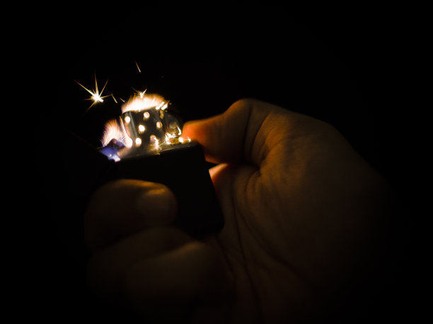 夜晚打火机发出的火花图片下载