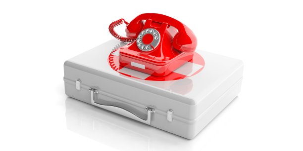 急救箱上的红色旧电话。三维演示图片下载