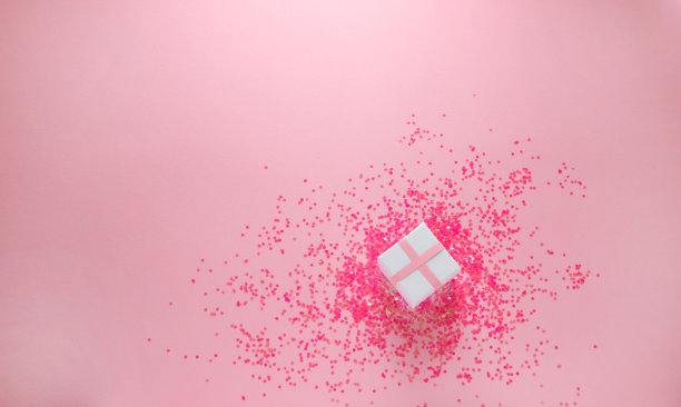 白色礼品盒，粉红色背景，粉红色闪光图片下载