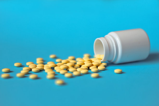 各种药物，药片，胶囊和瓶子在蓝色的背景。毒品和各种麻醉药品。为文本复制空间。设计素材照片图片下载