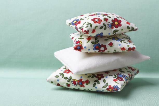 一堆令人愉悦的枕头图片下载