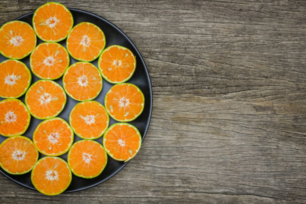 俯视图切片橙子水果在木板上图片下载