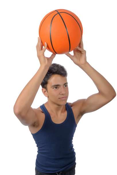 少年运动员穿着运动服打篮球。白色背景。图片下载