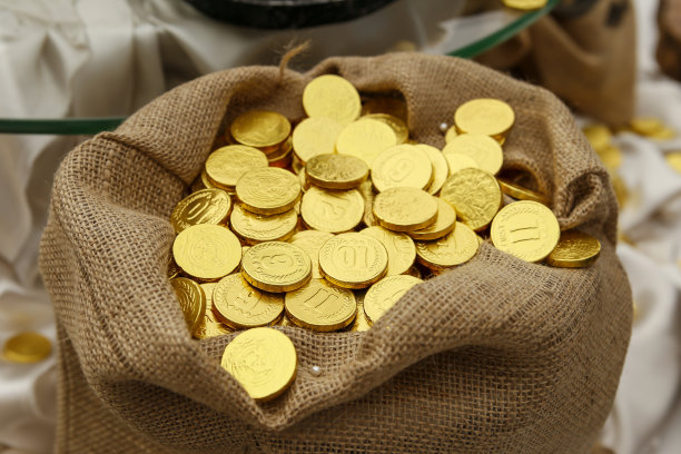 闪亮的新金币装在麻袋里图片下载
