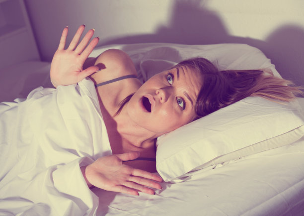 一个不开心的小女孩在家里睡过头了图片下载