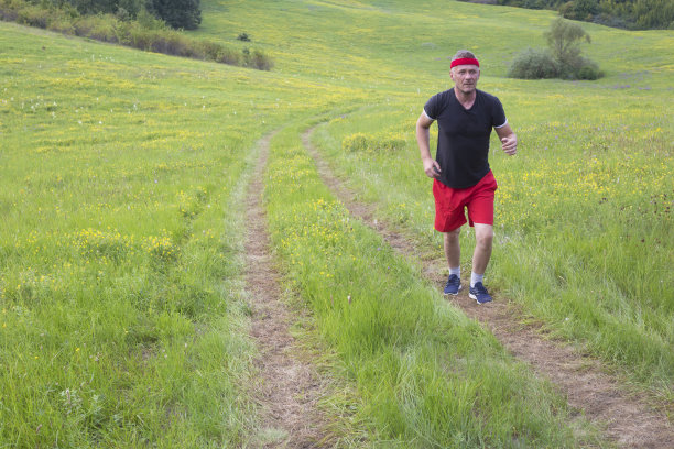 成年人在户外大自然中跑步锻炼身体，以保持健康和放松。运动健康的概念。图片下载