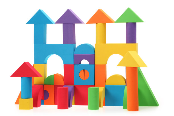 木制建筑彩色的块孤立在白色与修剪路径。图片下载