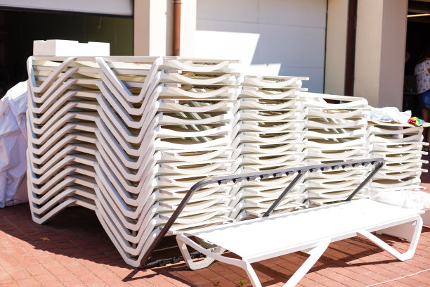 海滩躺椅排成一排图片下载