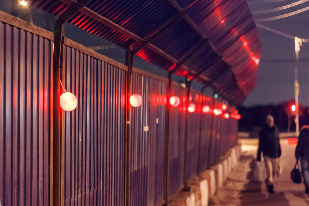 栅栏上亮红色的施工灯图片下载