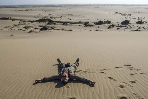 人在沙滩上感觉自由图片下载