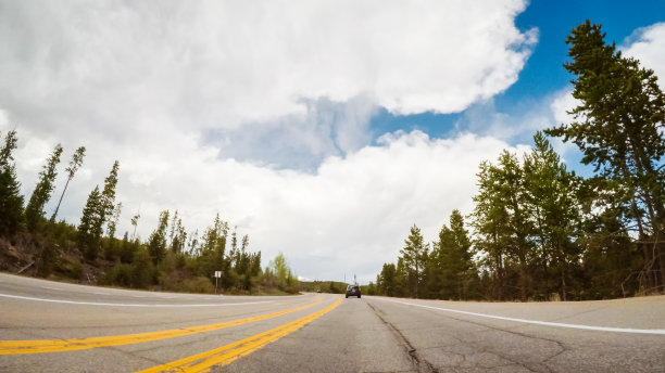 在夏天的路上开车图片下载