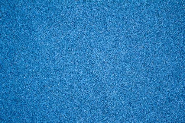 深蓝色的橡胶质地覆盖了儿童游乐场的地面。图片下载