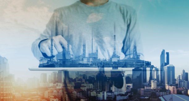 一个人工作的数字平板电脑，与发电厂，炼油厂工业厂房全息图图片下载