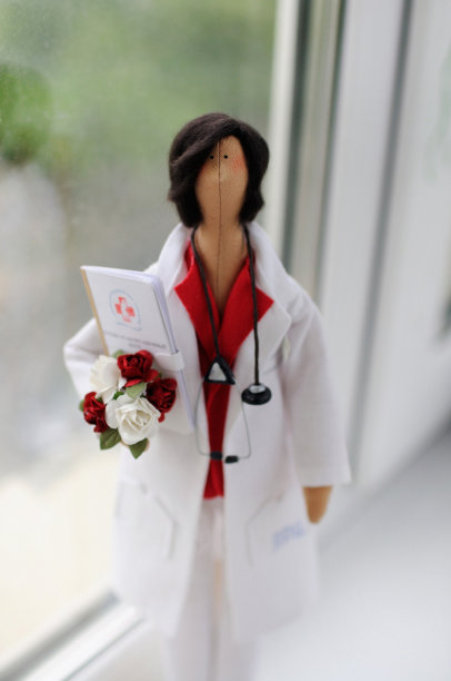 医生的洋娃娃图片下载