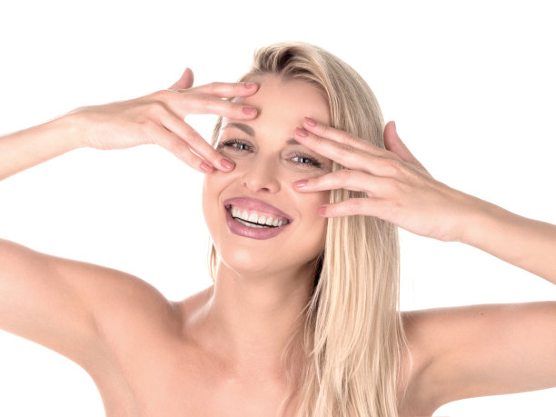 美丽的金发女人与长头发触摸她的脸在白色的背景。完美的微笑。口腔学的概念图片下载