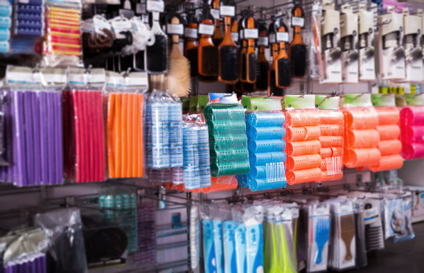 商店里的卷发、发夹和梳子的图片图片下载