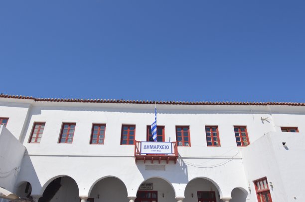 米科诺斯岛的乔拉市政厅的主立面。建筑景观旅游邮轮。图片下载