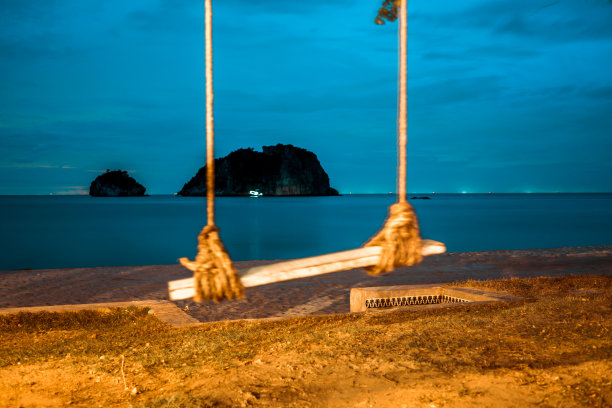 晚上在海滩摇摆，泰国图片下载