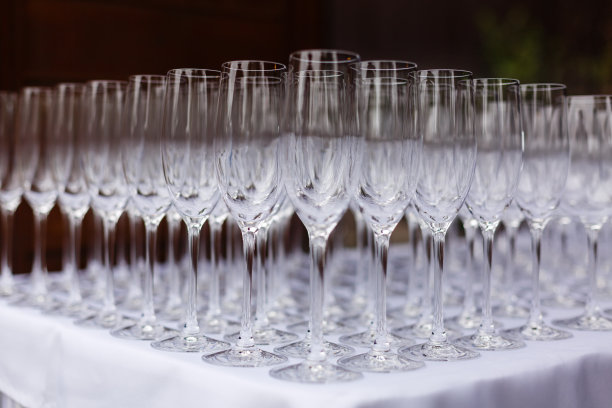 白桌上一排一排的酒杯图片下载