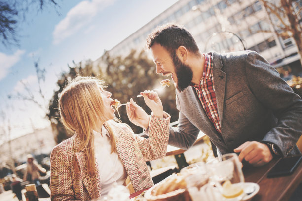 咖啡店里的年轻夫妇。图片下载