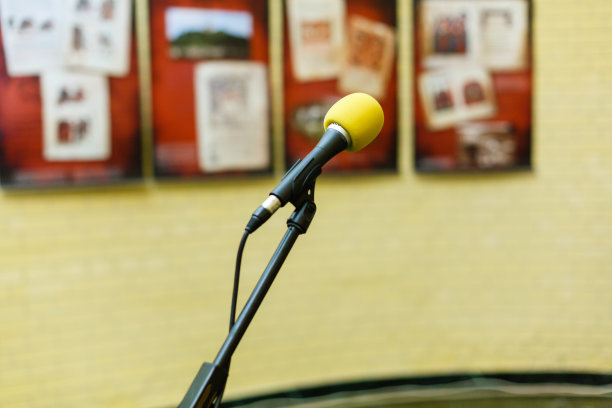 麦克风放在一个有黄色盖子的架子上图片下载