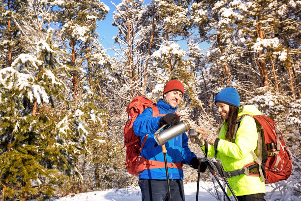 带着背包和帐篷穿过冬天的森林。图片下载