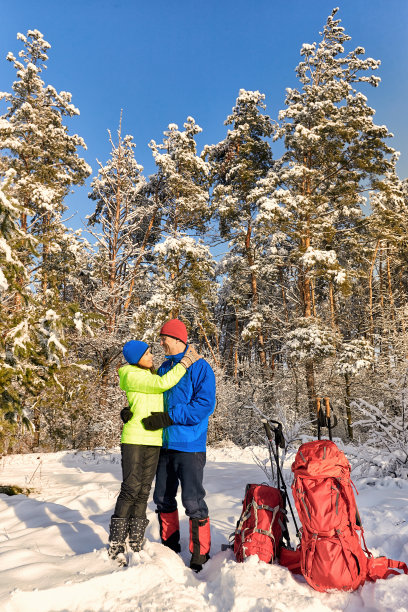 带着背包和帐篷穿过冬天的森林。图片下载