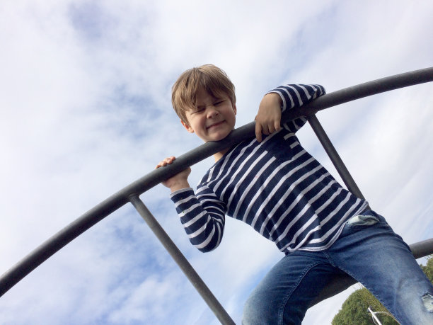 男孩在公园爬山图片下载