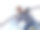 男孩在公园爬山图片下载