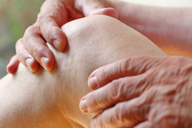 一位老人正在检查膝盖疼痛图片下载