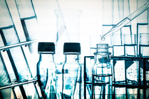 有科学实验设备和科学背景的科学家。图片下载