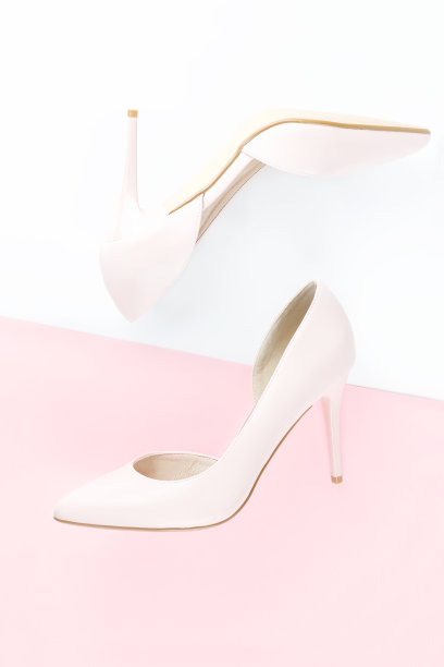 浅粉色女鞋，粉红色和白色的背景。俯视图，复制空间，最小的背景。时尚的概念图片下载