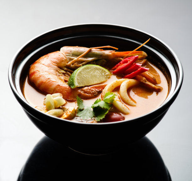 黑色盘子里的冬阴汤配海鲜。图片下载