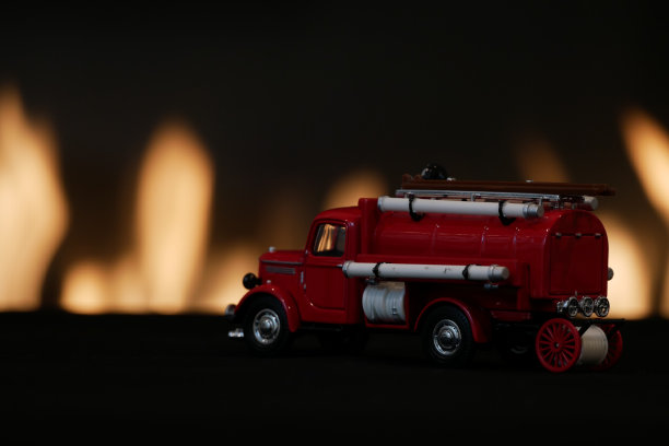 火焰前面的消防车图片下载