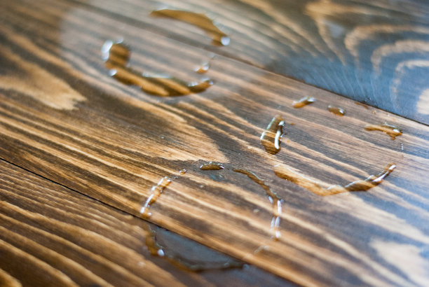 一张木桌，有三个水环从清凉的水杯底部图片下载