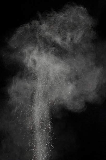 黑色背景下的火药爆炸和烟雾图片下载