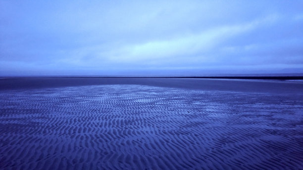 低潮时，海面上的沙波荡漾着一种充满活力的阴色图片下载