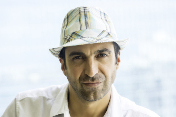 一个戴着帽子看摄像机的拉丁美洲人图片下载