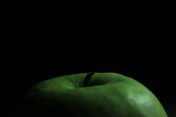 黑背景上的青苹果图片下载