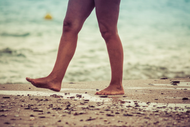 在海滩上散步图片下载