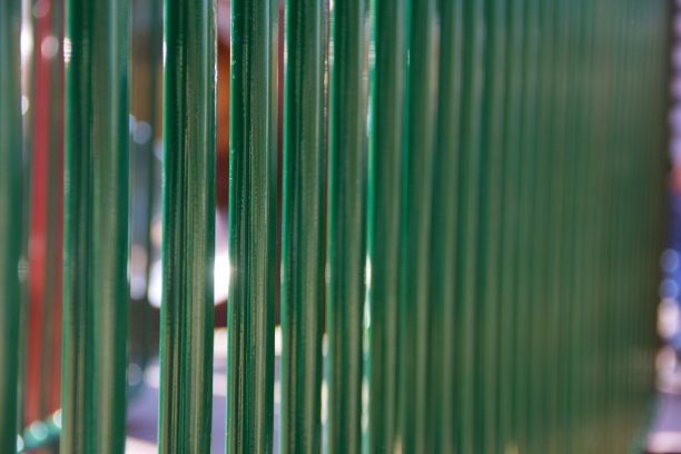 篱笆上重复的绿色杆子图片下载