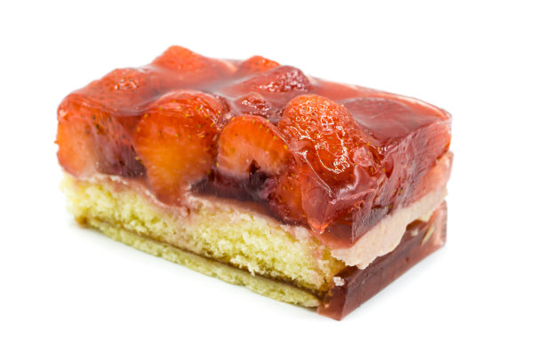 一块孤立在白色背景上的草莓蛋糕图片下载