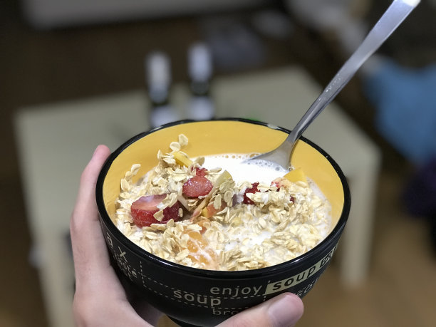 燕麦片，草莓和牛奶图片下载