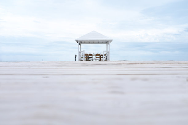 巴哈马群岛海滩和木板路上的黄昏凉亭图片下载