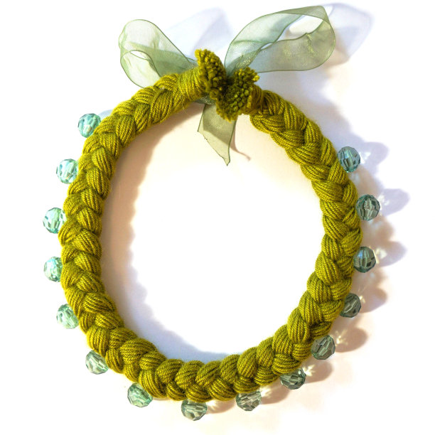 绿色的项链用纱线编织，带有装饰图片下载