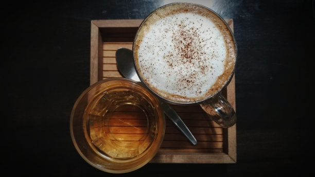 早上喝热拿铁咖啡。图片下载