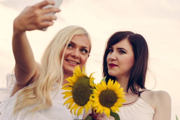 两个朋友在向日葵地里自拍图片下载