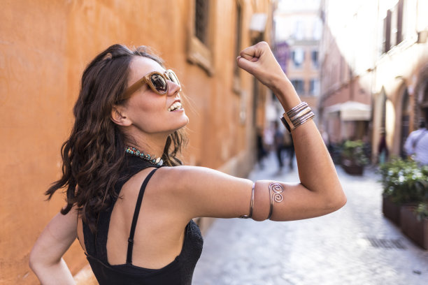 漂亮的黑发姑娘在玩，做鬼脸图片下载